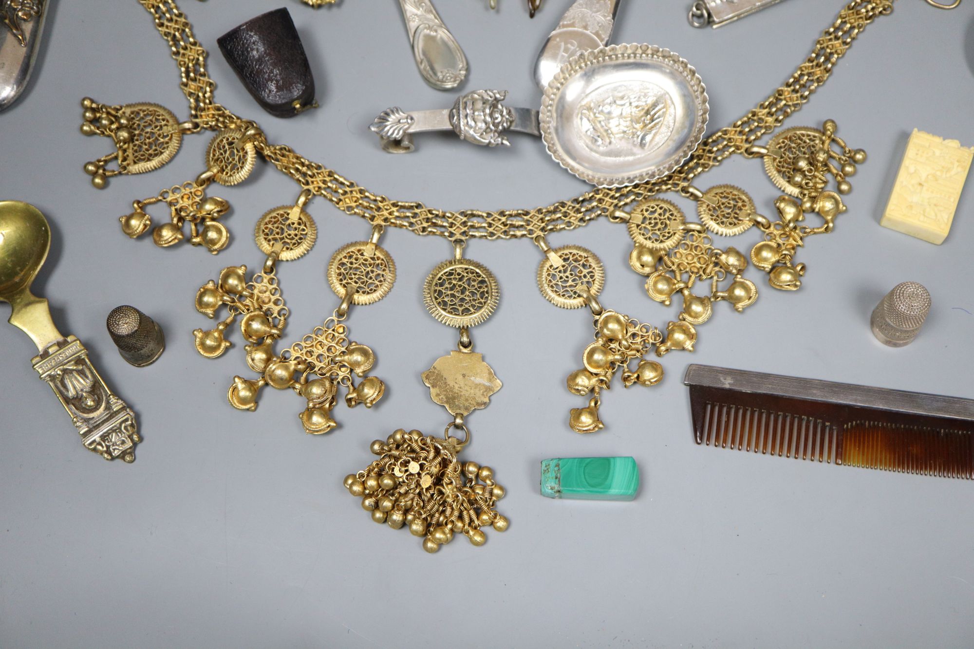 Sundry minor jewellery etc. including an ornate gilt necklace, a silver thimble